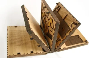 Codex Silenda: drewniana książka z wbudowanymi łamigłówkami