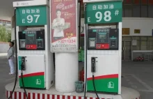 Stacja benzynowa i samochody w Chinach