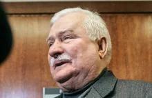 Wałęsa poleciał i uczestniczył w pogrzebie, w koszulce z napisem "Konstytucja".