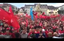 Manheim, Niemcy - tysiące muzułmanów salutuje jak w wojsku podczas demonstracji