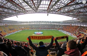 Miasta wydały miliony, a na wielkich stadionach siedzi garstka kibiców,