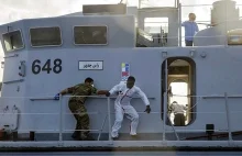 Okręt Libii ratował ich z morza. Ale woleli uciec na statek Niemiec.