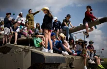 Izrael: obowiązkowe szkolenia propagandowe uczniów przed wyjazdami za granicę