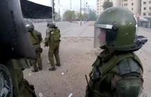 Policjant (policjantka?) obrywa koktajlem mołotowa podczas protestów w Chile