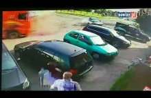 Wypadek na skrzyżowaniu w Połomi. BMW z impetem wjeżdża w TIR-a.