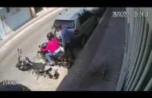 Bandyta usiłuje zabrać kobiecie skuter i dostaje solidne lanie od jej sąsiadów.