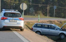 Spektakularne lądowanie w rowie. Za kierownicą pijany 17-latek bez prawa jazdy