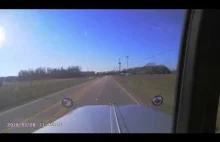 Ciężarówka zjeżdża z drogi i uderza w dom