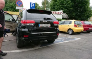 Zwrócił uwagę parkującemu na kopercie. Usłyszał, że jest "głupim ch***m"