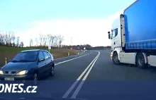 Kierowca polskiej ciężarówki odwala szajs na czeskim skrzyżowaniu