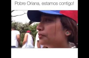 Wolontariuszka z Wenezueli pokazuje ślad po gumowej kuli na mostku