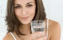 Jaki wpływ ma woda i jej regularne picie w odpowiednich ilościach na całe ciało?