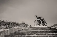 Niepełnosprawny apeluje o pomoc. Potrzebny remont ulicy i wykop efekt