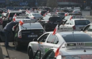 Protest taksówkarzy nie poszedł zgodnie z planem: mandaty za blokowanie ruchu