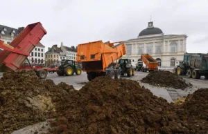 Rolnicy z Francji rozpoczęli radykalne protesty – płonące opony i tony...