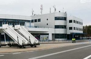 Pasażer z Azji zasłabł na lotnisku w Goleniowie. Wezwano sanepid i pogotowie.