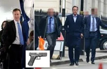 Ochroniarz brytyjskiego premiera zgubił broń w toalecie samolotu?