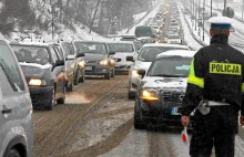 W Zakopanem spadł śnieg. Drogowcy nie dali rady, paraliż miasta.