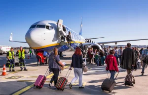 Ryanair mocno ścina trasy z Polski na lato! Zmiany na ponad 20 kierunkach