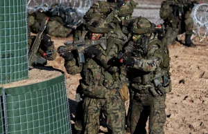 Ćwiczenia polskich żołnierzy z laserowymi symulatorami