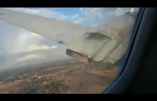 Wypadek lotniczy - ujęcie z wnętrza samolotu. Silnik płonie, samolot spada.