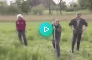 Strażnik leśny pokazuje jak skakać przez strumień