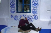 90-letnia babcia zmieniła wioskę w dzieło sztuki. Maluje kwiaty na domach.