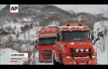 Ciężarówka próbuje przejechać nad urwiskiem w Norwegii