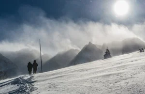 TOPR prosi o rezygnację z górskich wycieczek. W Tatrach porywisty wiatr