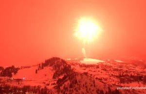 Spektakularna eksplozja nad szczytami gór. Największe na świecie fajerwerki