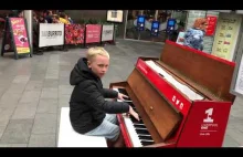 4 minutowy mix muzyczny w wykonaniu dzieciaka na pianinie