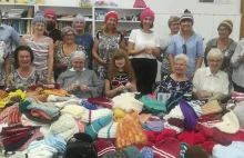 Polskie babcie wydziergały 100 tysięcy czapek dla dzieci w Afganistanie