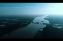 Krótki film z drona o Wiśle, moście Południowym i pociągu