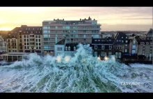 Fale które uderzyły na przedmieścia Saint-Malo w Bretanii