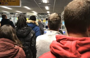 Facet narzeka na tłumy na lotnisku. "To nie jest Brexit, na który głosowałem"