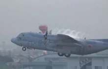 Ciekawie wyglądający wizualny efekt śmigieł Herculesa C-130 podczas startu