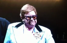 "Właśnie straciłem głos. Nie mogę śpiewać". Elton John przerwał koncert