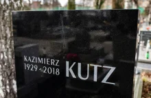 Katowice: uszkodzono nagrobek Kazimierza Kutza. Nieznany sprawca wyrył na...