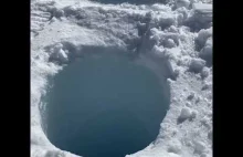 Dźwięk spadania kawałka lodu w dziurze