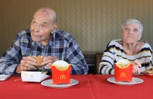 99-latek i jego koleżanka pierwszy raz próbują jedzenia z McDonald's. WIDEO