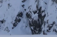 Snowboarder utknął na skraju urwiska