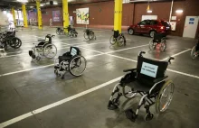 Akcja Fundacji Impuls. Zablokowali miejsca postojowe wózkami inwalidzkimi...