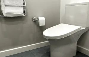Zaprojektował pochyły sedes, żeby pracownicy spędzali w toalecie mniej...