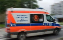 Wrocławianin nagrał, jak z karetki na Legnickiej wypada łóżko [WIDEO