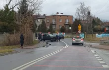 Kolejne auto uderzyło w ogrodzenie na ul. Wyzwolenia w Lublinie.