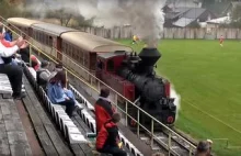 Trasa tego pociągu jest zaskakująca. Biegnie przez stadion pod trybunami...VIDEO