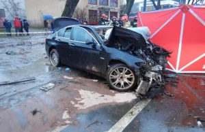 Wypadek w Łodzi. Koledzy zmarli, sprawca uciekł. Policja szuka kierowcy BMW.