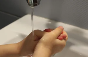 Jak myć ręce? Oficjalna instrukcja mycia rąk według GIS