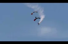 Pokaz akrobacji spadochronowych w tandemie.