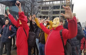 Kilkadziesiąt osób protestuje i próbuje dostać się na IEM